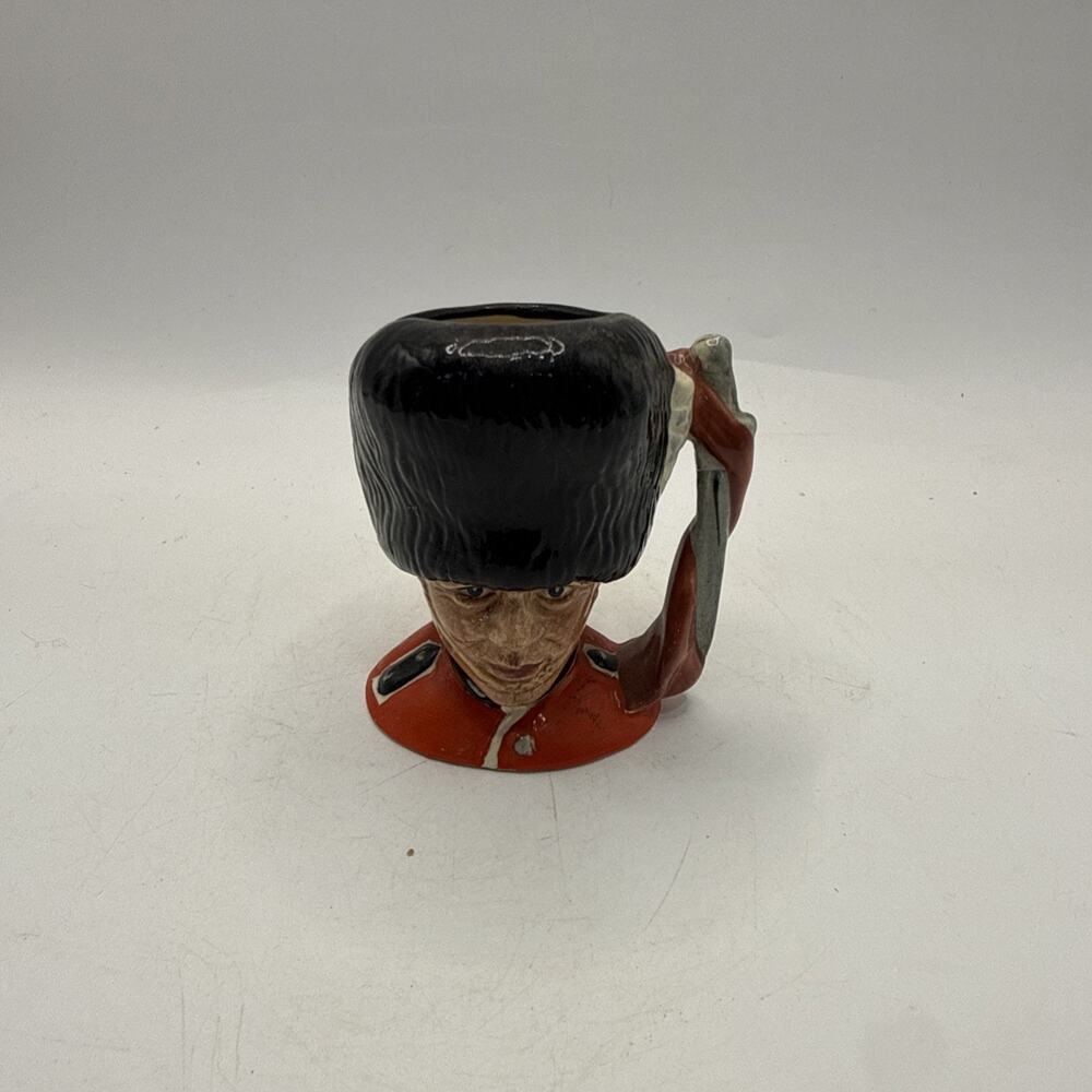 VINTAGE 1985 ROYAL DOULTON TOBY MUG THE GUARDSMAN D6772 3" *